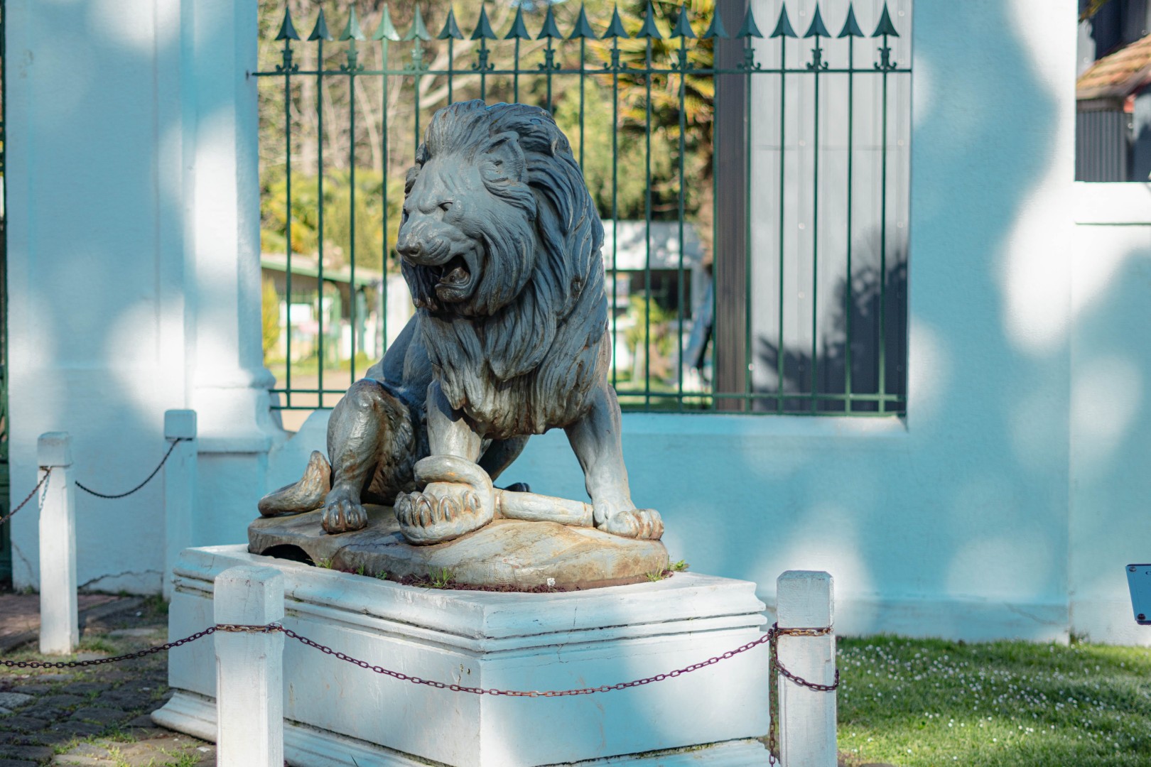 Detalle de uno de los leones que custodian la entrada.