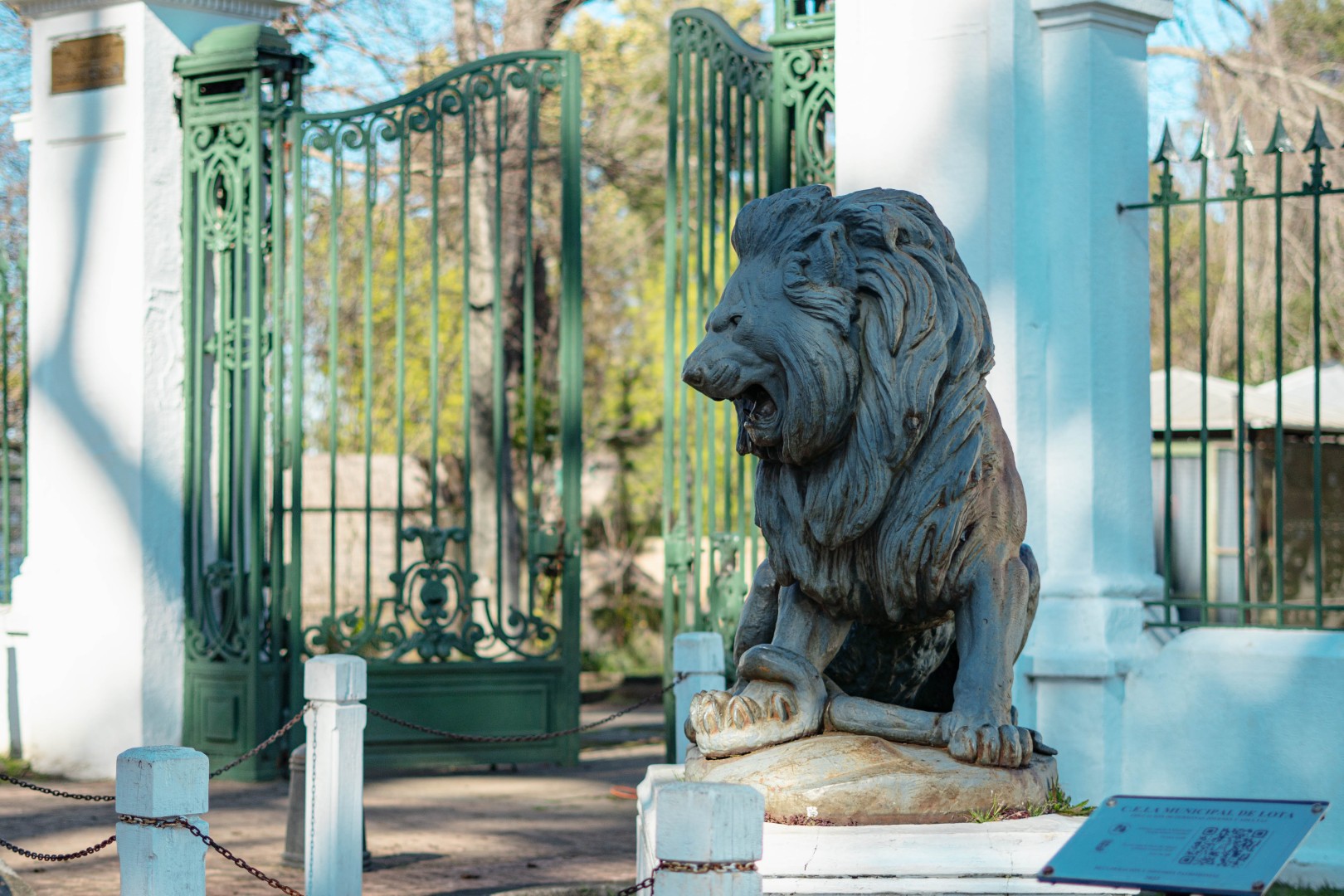 León y portal de acceso al Parque Isidora Cousiño