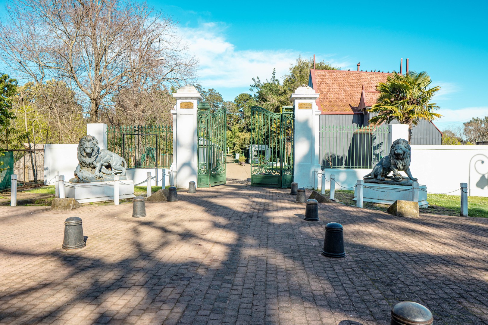 Acceso principal y leones del Parque Isidora Cousiño.