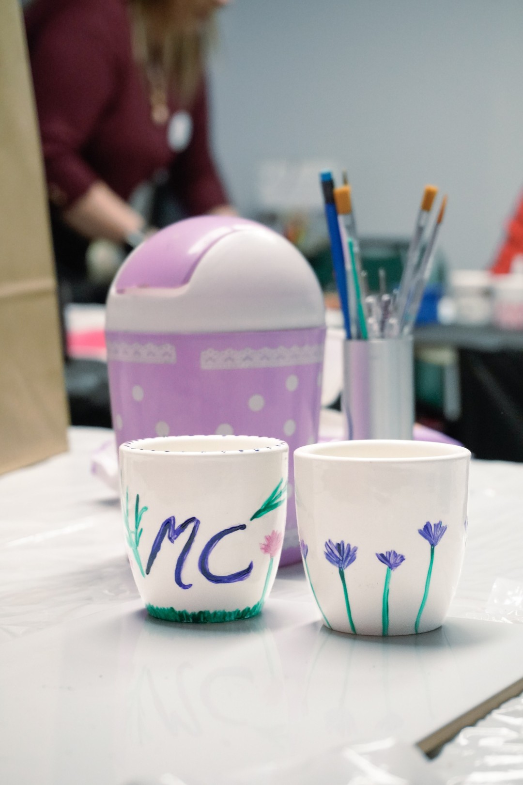 Dos tazones personalizados con iniciales y flores