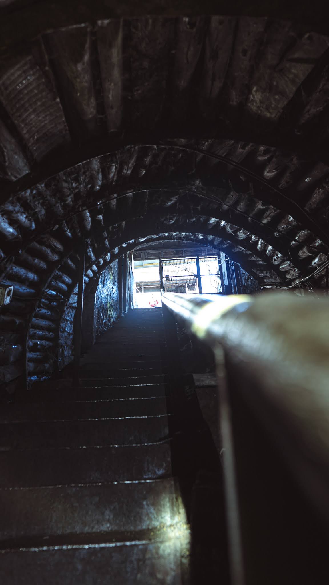 Escalera interior que conduce desde la mina hacia la luz exterior