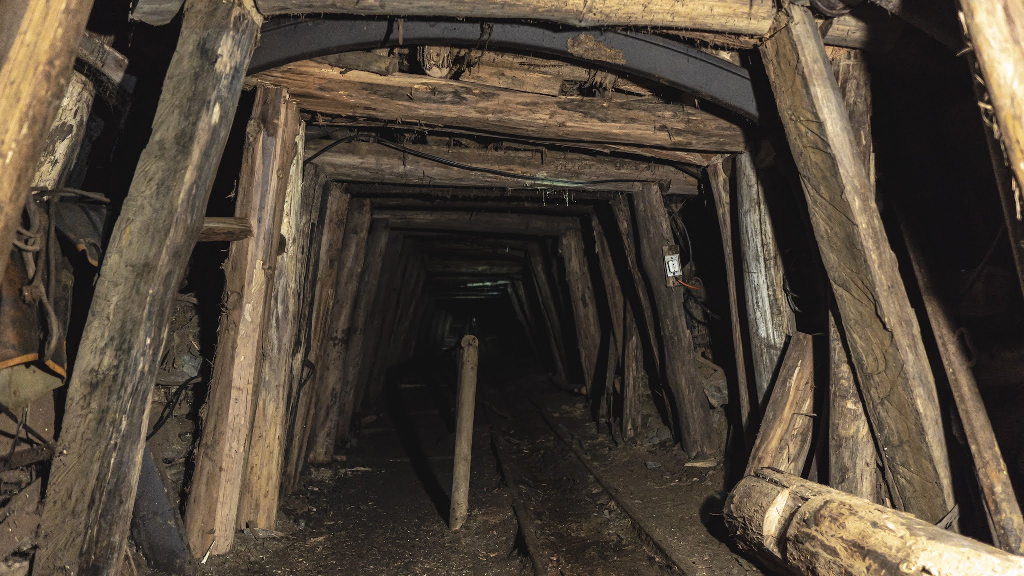 Galería interior de la mina sostenida por estructuras de madera