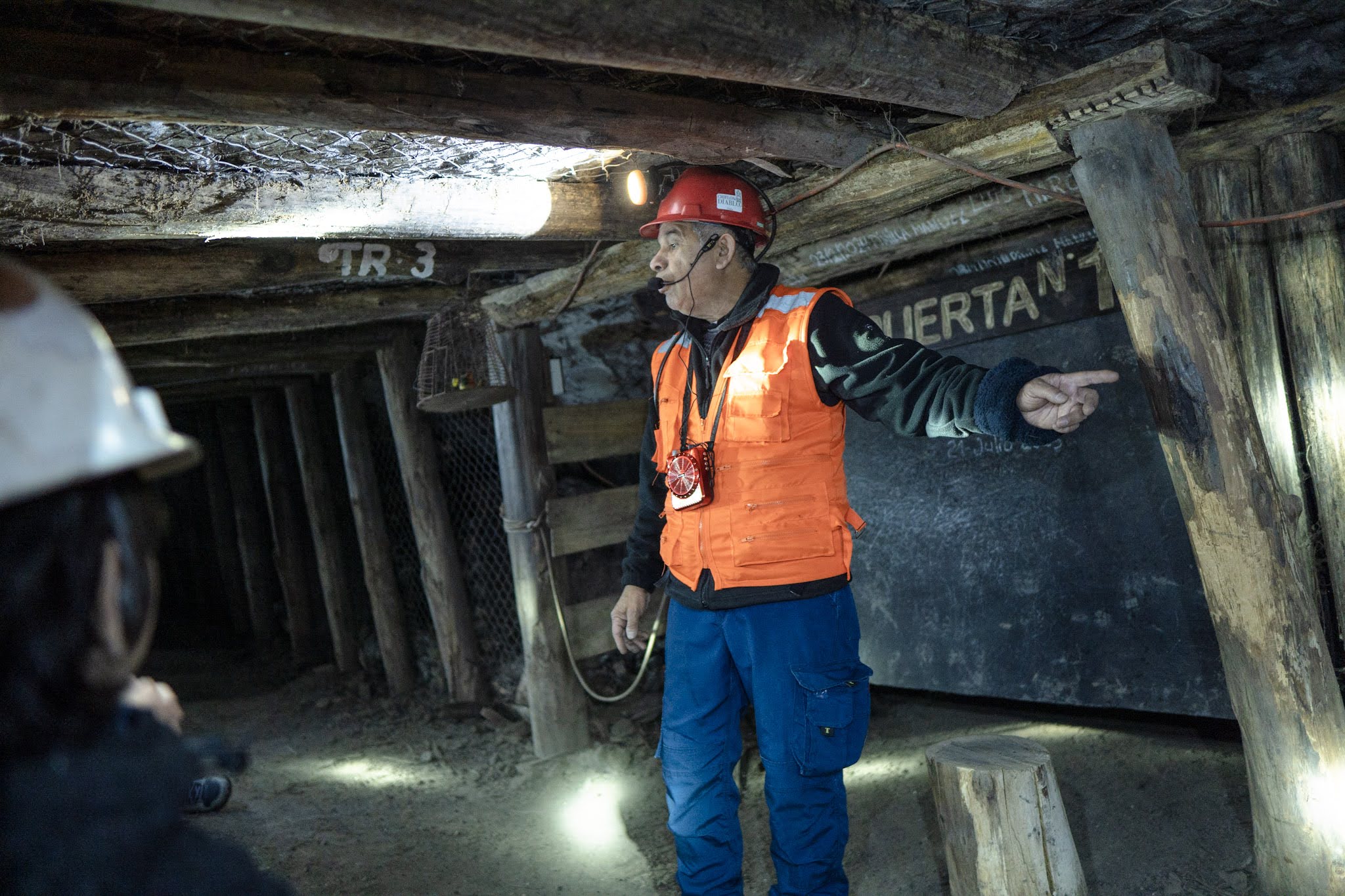Guía explicando el trabajo minero dentro de una galería entibada