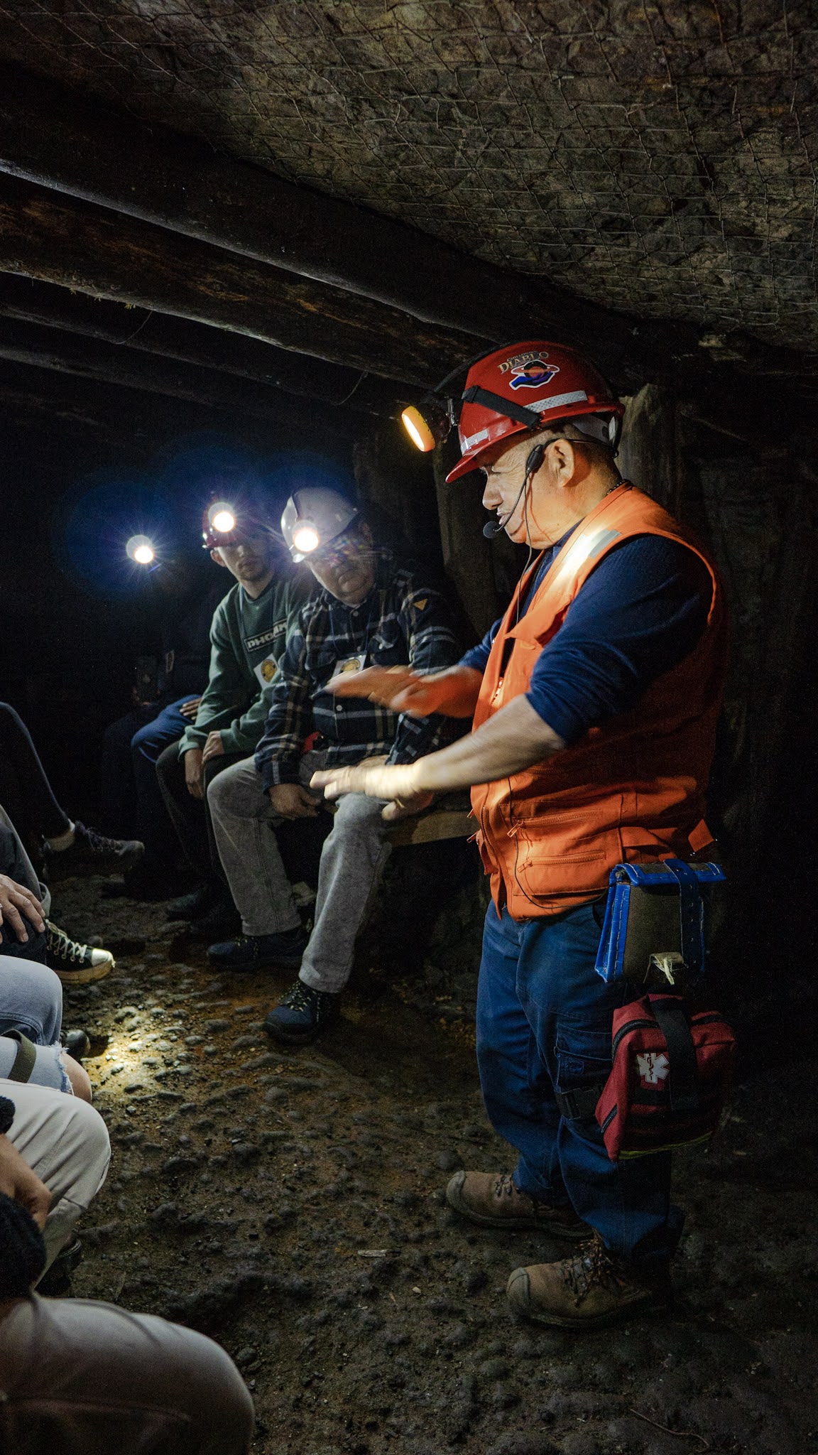 Guía minero compartiendo un relato con visitantes en la Mina Chiflón del Diablo