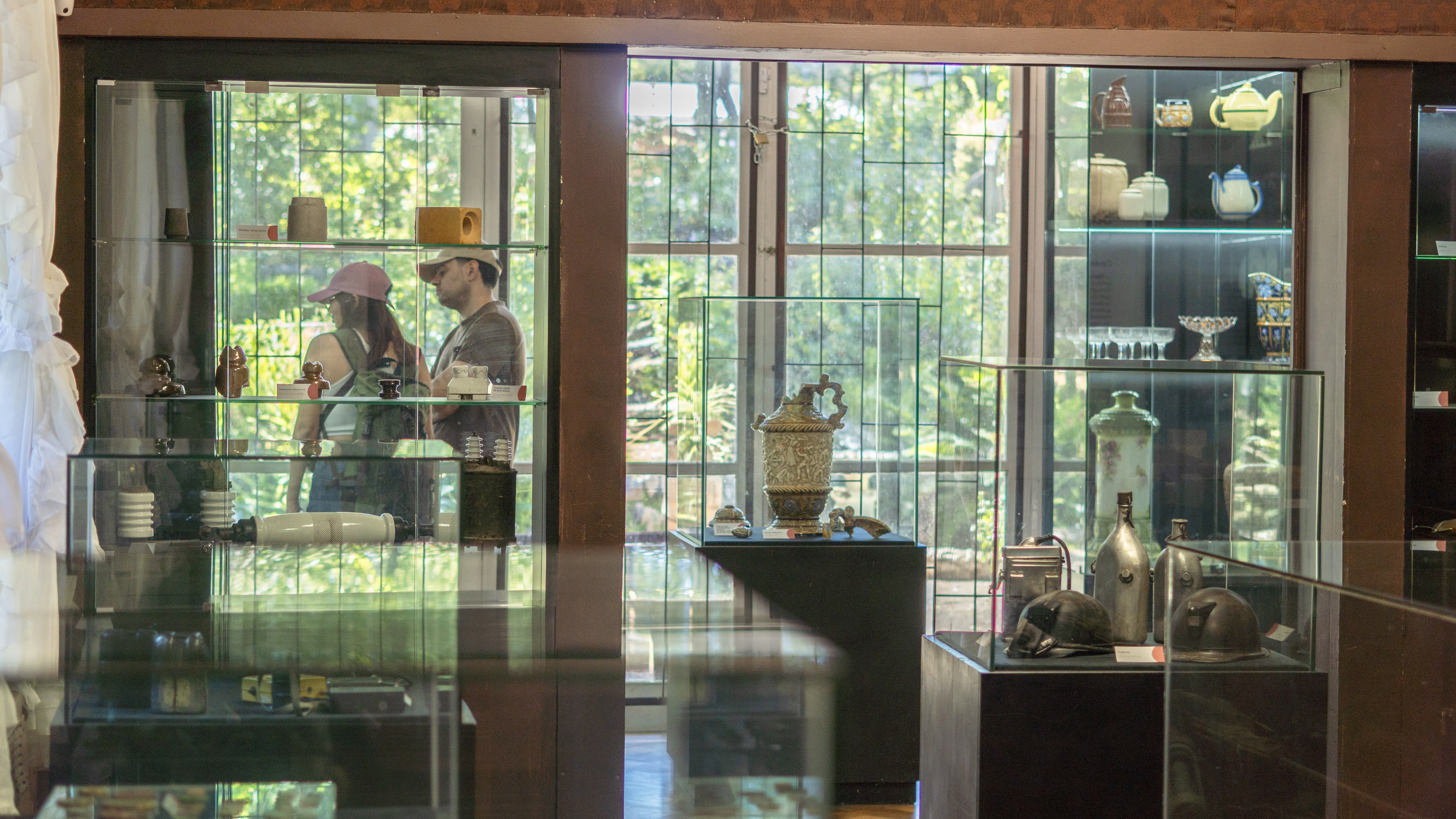 Sala interior y vitrinas del Museo Histórico de Lota.