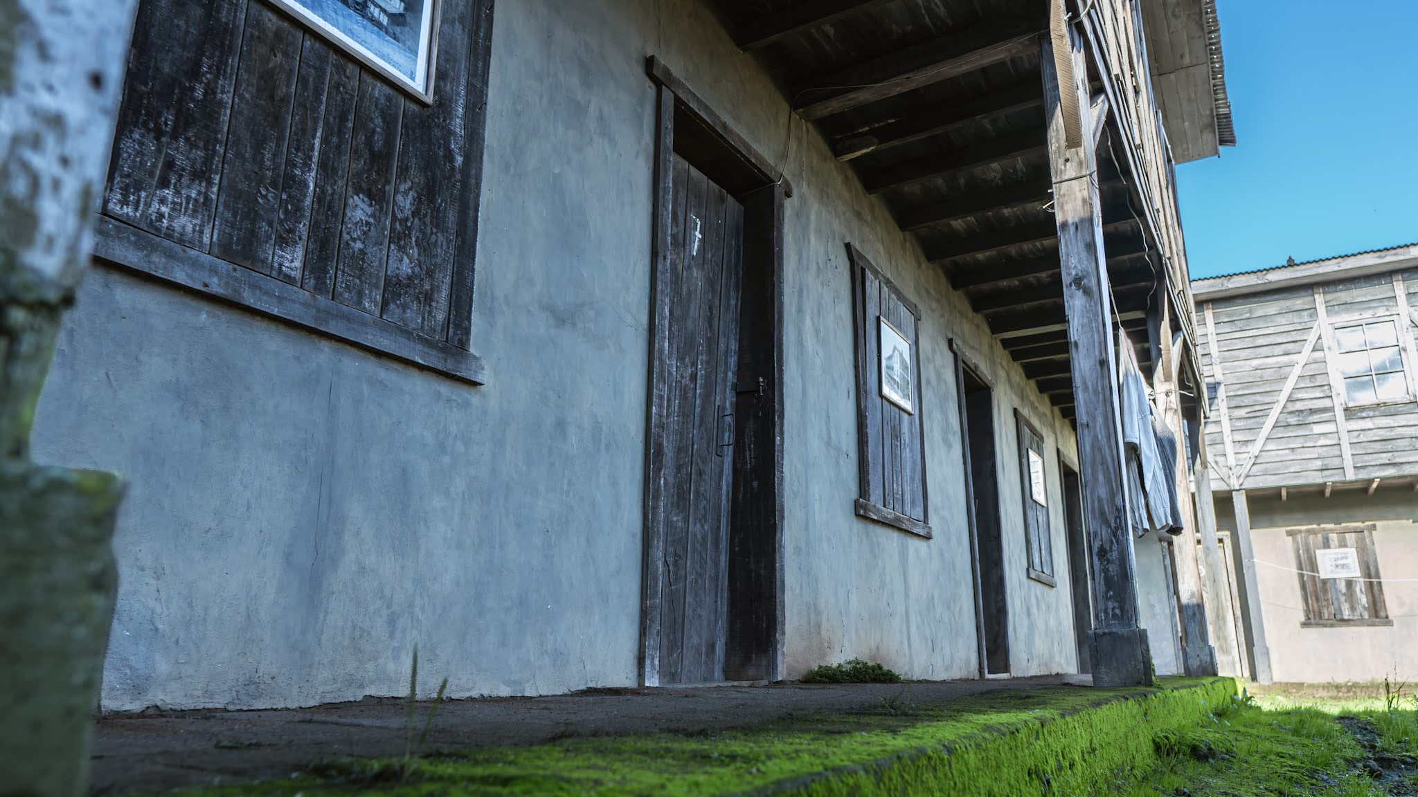 Corredor exterior de las viviendas mineras