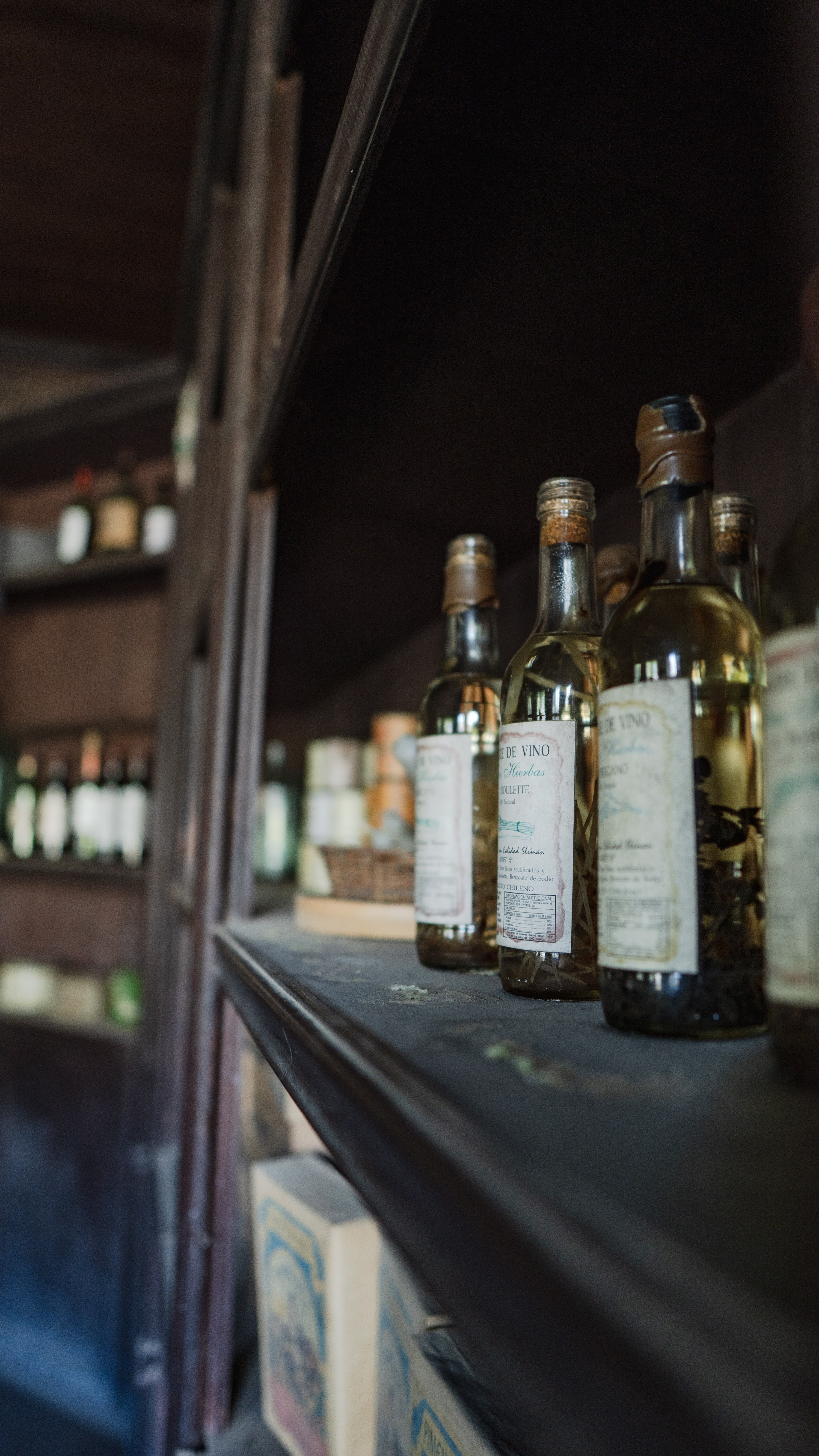 Botellas históricas en las estanterías de la pulpería